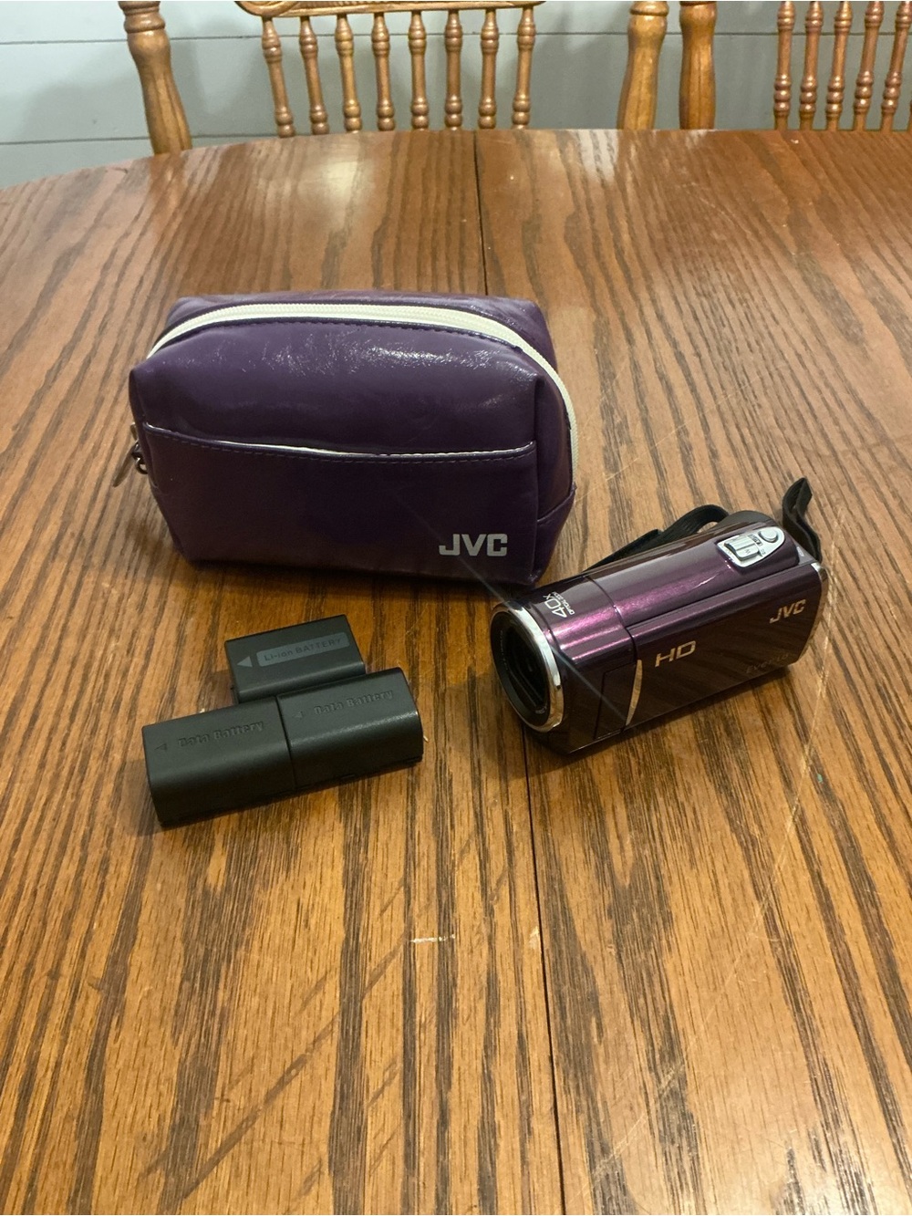 JVC Everio GZ-HM30VU 40x w/3 batteries and case clean